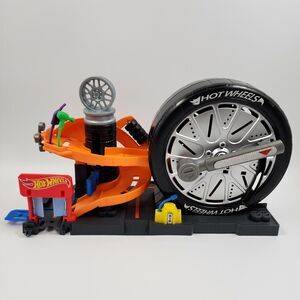 Hot Wheels City Super Spin Tire Shop Playset Track Builder 2017